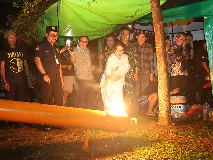 SULUT MERIAM: Wali Kota Singkawang Tjhai Chui Mie didampingi Wakil Wali Kota Muhammadin mencoba menyulut meriam karbit bersama warga untuk menghasilkan dentuman terbaik.