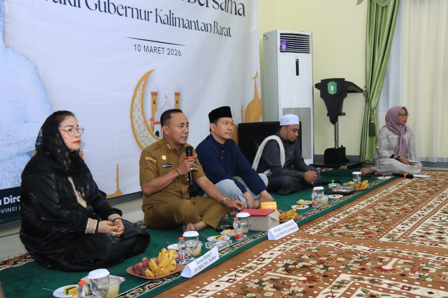 BUKA BERSAMA: Wakil Gubernur Kalimantan Barat Krisantus Kurniawan bersama istri menggelar buka puasa bersama anak yatim piatu dan penyandang disabilitas.