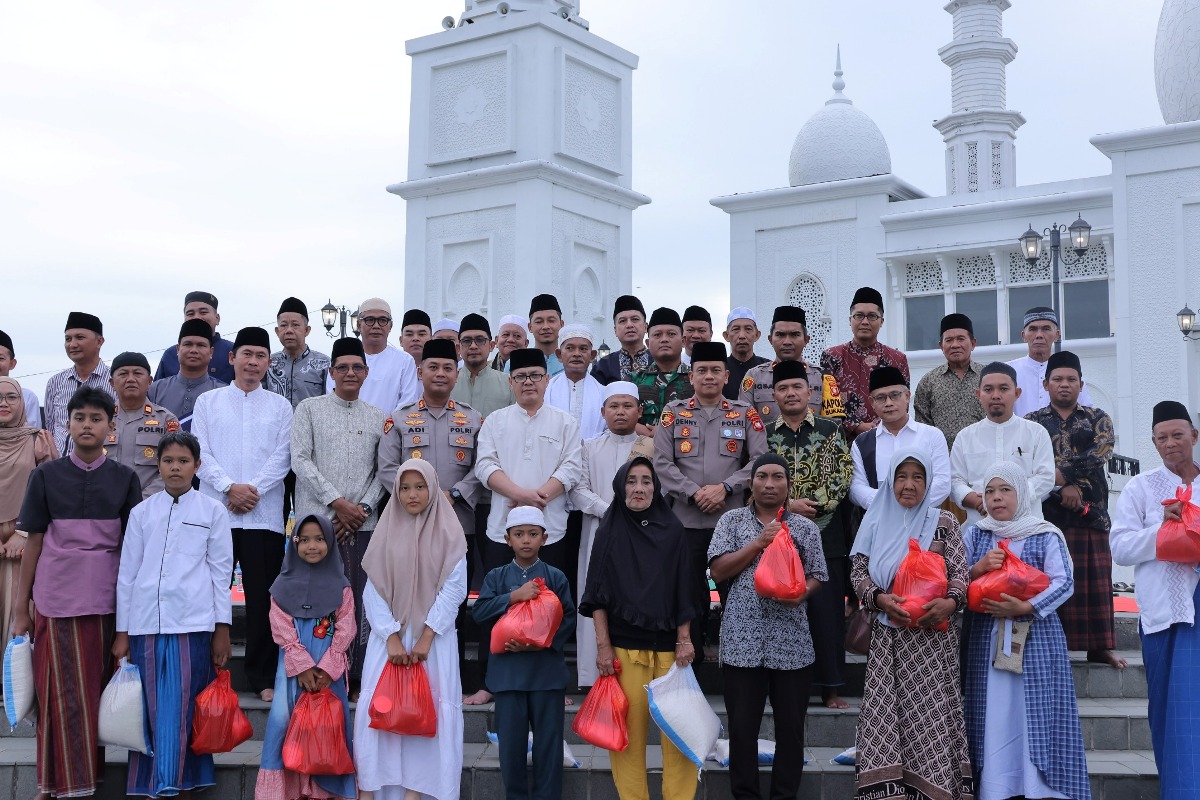 Suasana buka puasa akbar di di halaman Masjid Oesman Al-Khair Sukadana, Kabupaten Kayong Utara, Jumat (6/3).