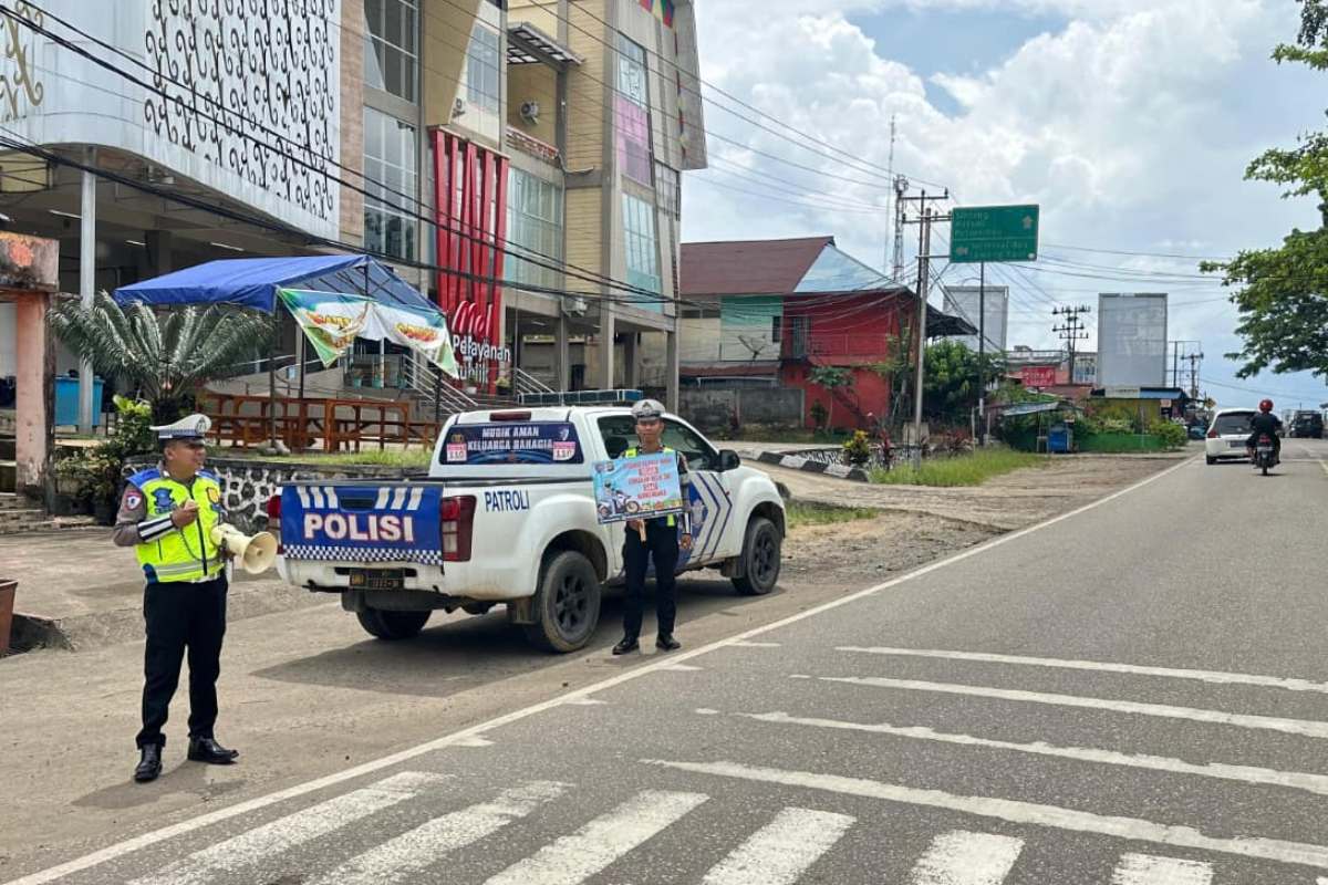 Personel Satlantas Polres Sekadau menggelar kampanye keselamatan lalu lintas pada Sabtu (7/3). 