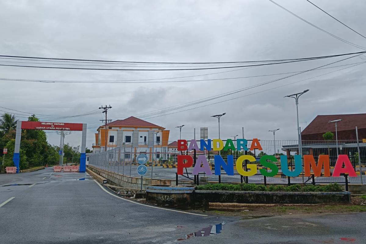 Belum ada lonjakan penumpang di Bandara Pangsuma Putussibau pada satu pekan jelang lebaran diduga karena harga tiket pesawat yang tinggi.