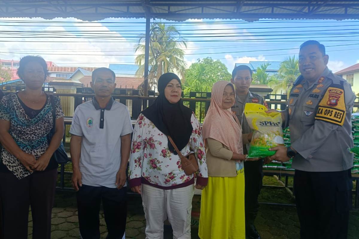 Polres Kapuas Hulu menggelar gerakan pangan murah pada Jumat (13/3).