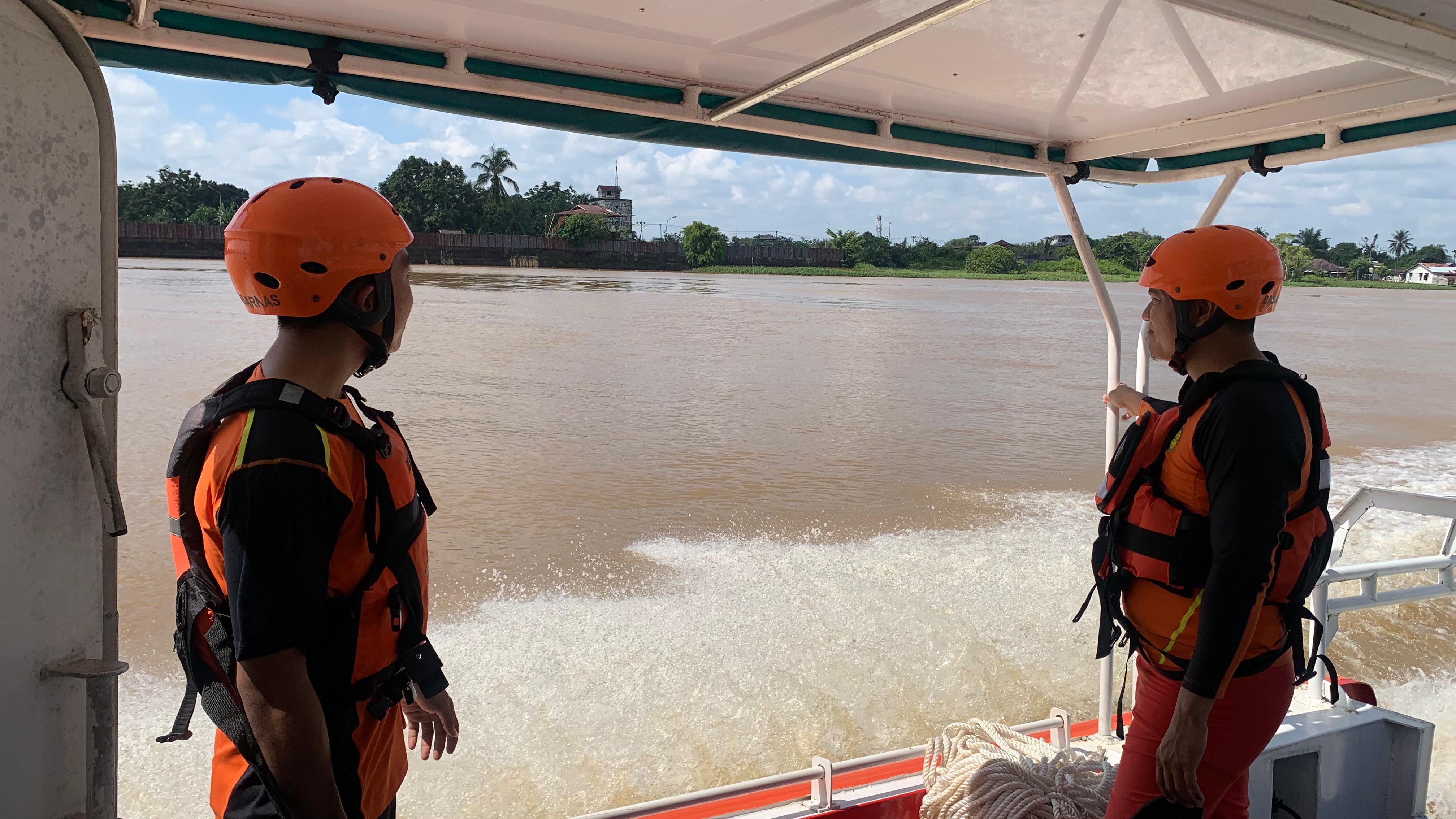 Tim SAR Gabungan mencari ABK yang dilaporkan tengelam di Kecamatan Toba Kabupaten Sanggau, Jumat (13/3). 