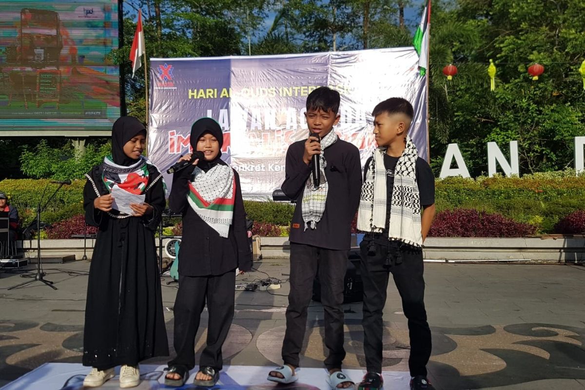 Aksi damai memperingati Hari Al-Quds Internasional di kawasan Tugu Digulis Pontianak pada Jumat (13/3). 