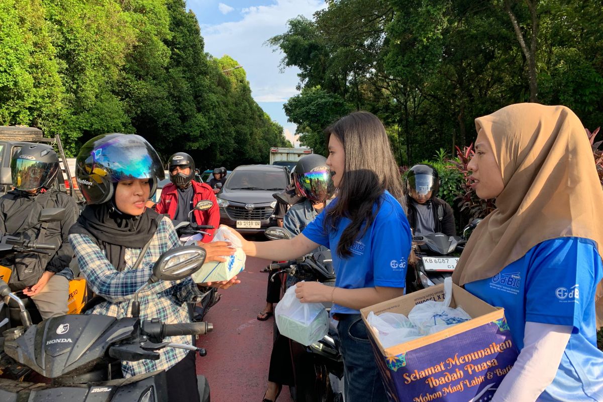 Karyawan DBIG membagikan takjil kepada pengguna jalan di Bundaran Digulis, Kota Pontianak, Jumat (13/3) sore.