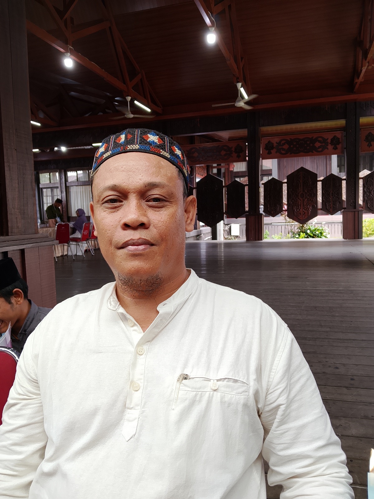 PENGGALI KUBUR: Abdul Sani dna lahan kuburan garapannya di kawasan Pemakaman Masjid Quba, Parit H. Husein II itu.