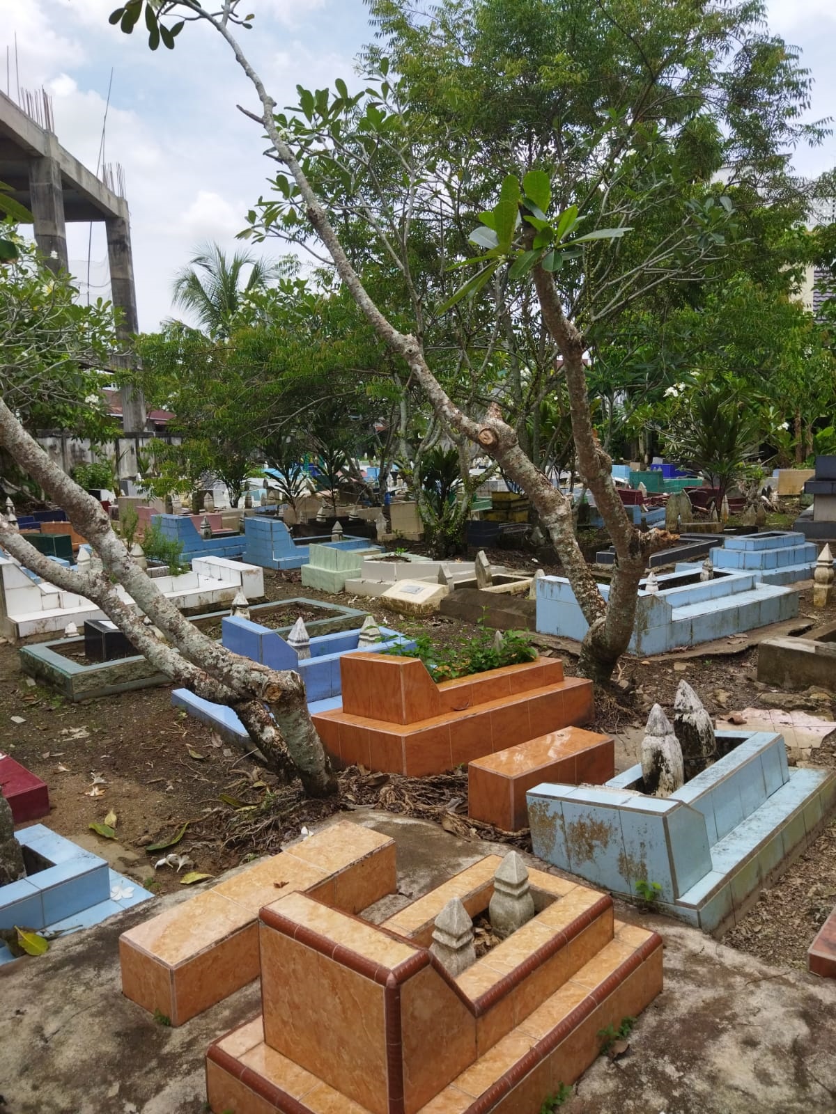 PENGGALI KUBUR: Abdul Sani dna lahan kuburan garapannya di kawasan Pemakaman Masjid Quba, Parit H. Husein II itu.  