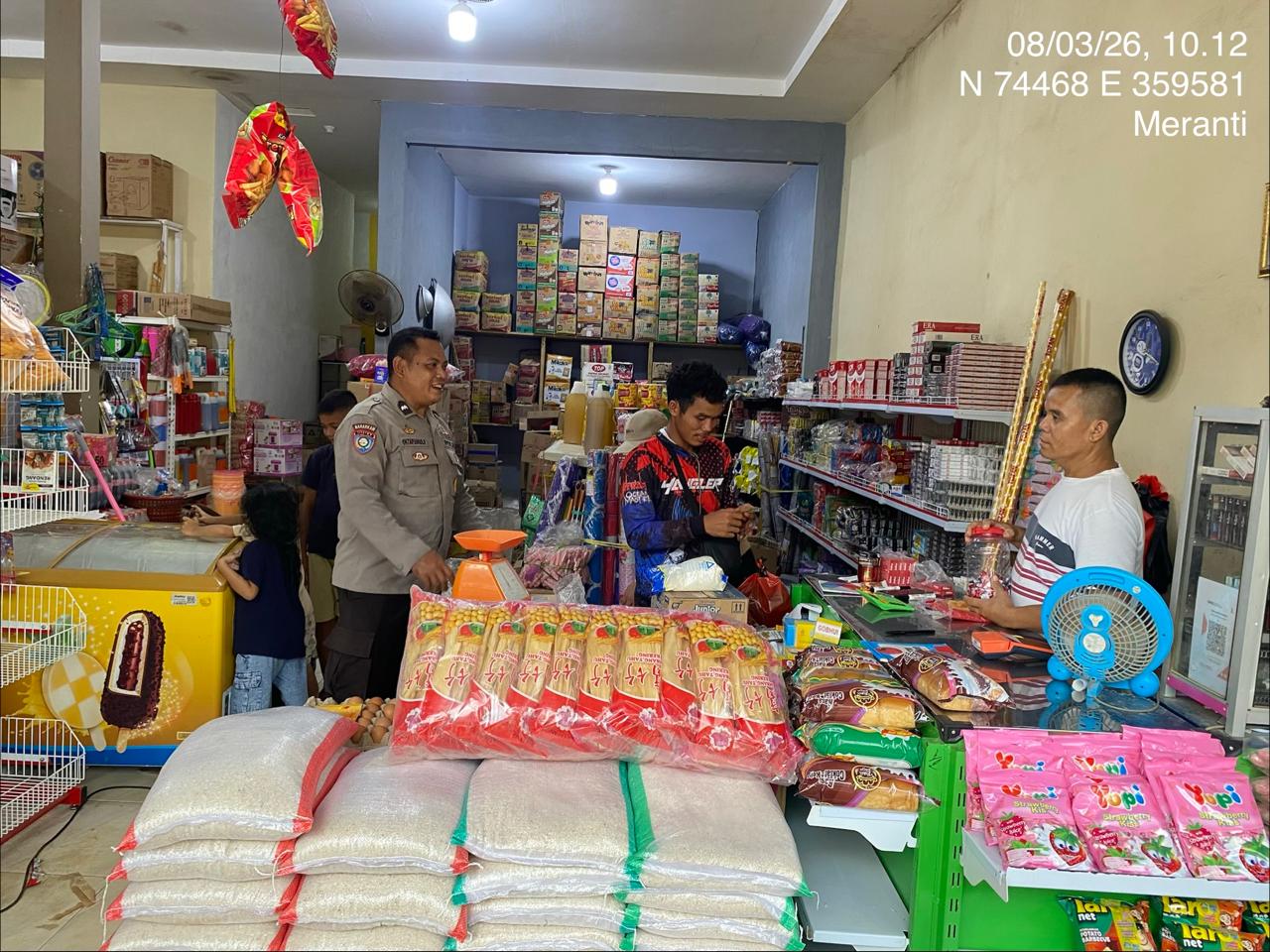 Polisi Meranti lakukan pengecekan harga sembako di toko, pastikan ketersediaan jelang Lebaran.