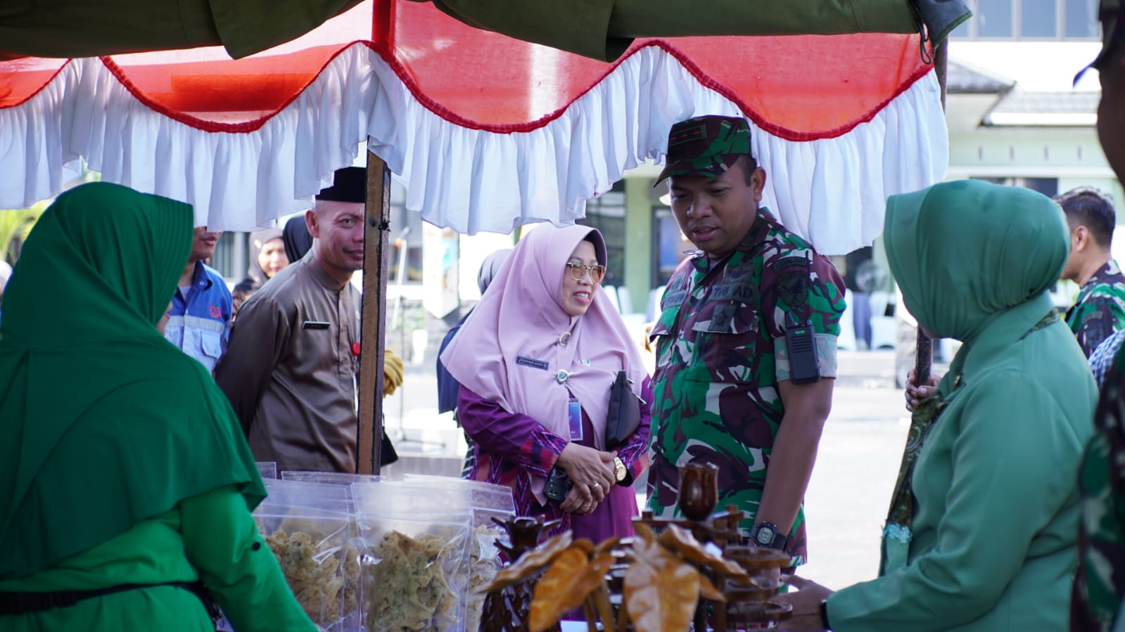 BAZAR: Komandan Kodim 1201/Mempawah Letkol Czi Ali Isnaini memantau pelaksanaan bazar murah Ramadan.