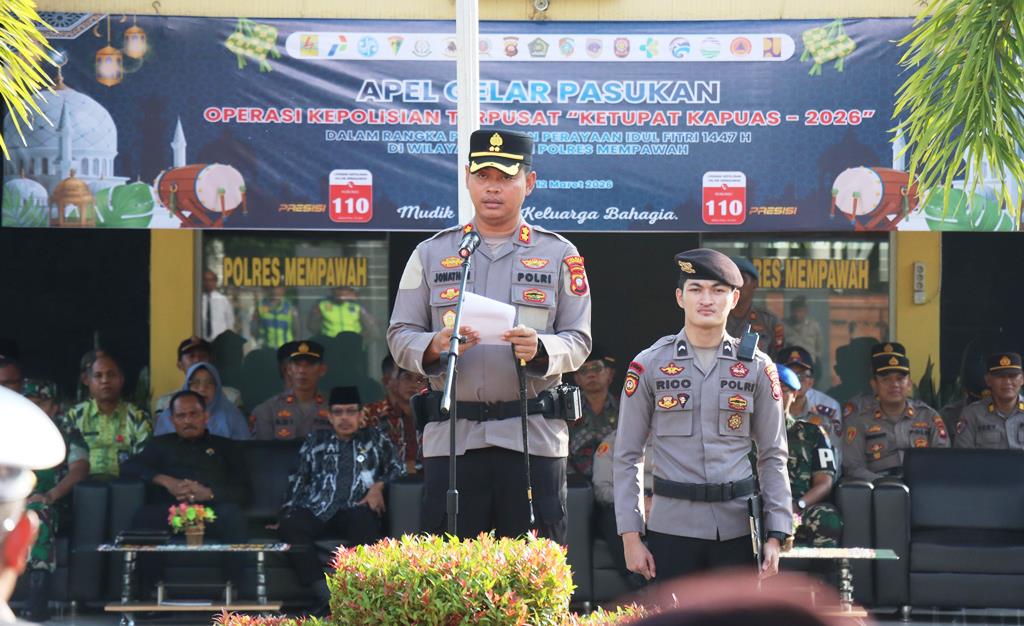 APEL: Kapolres AKBP Jonathan David saat memimpin apel gelar pasukan Ops Ketupat 2026.