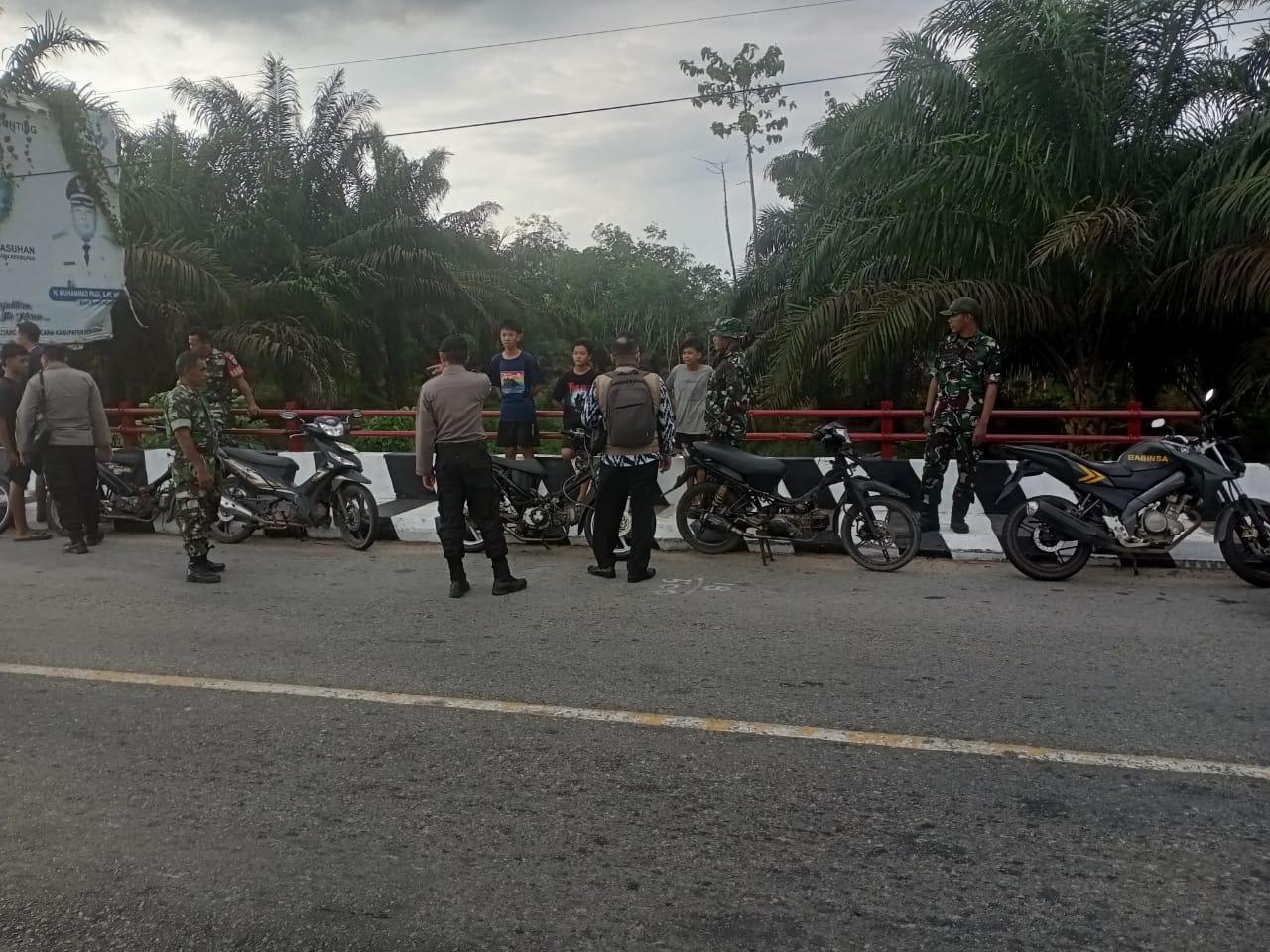 PATROLI: Petugas saat melakukan patroli bersama mengantisipasi balapan liar.