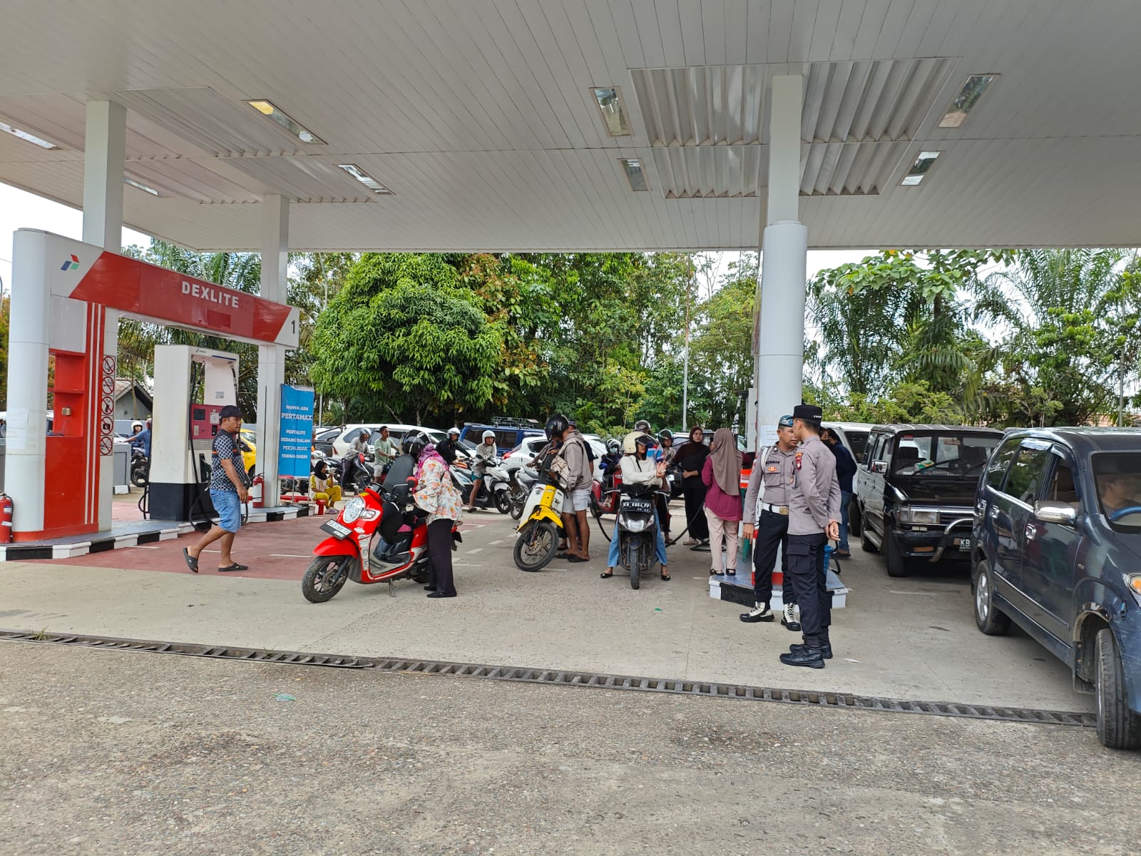 Anggota Polsek Putussibau Selatan saat monitoring pengisian BBM di SPBU.