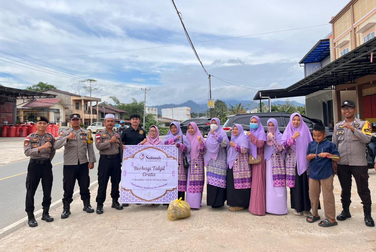 Pengamanan Humanis Polisi Warnai Aksi Berbagi Takjil Salimah di Sekayam