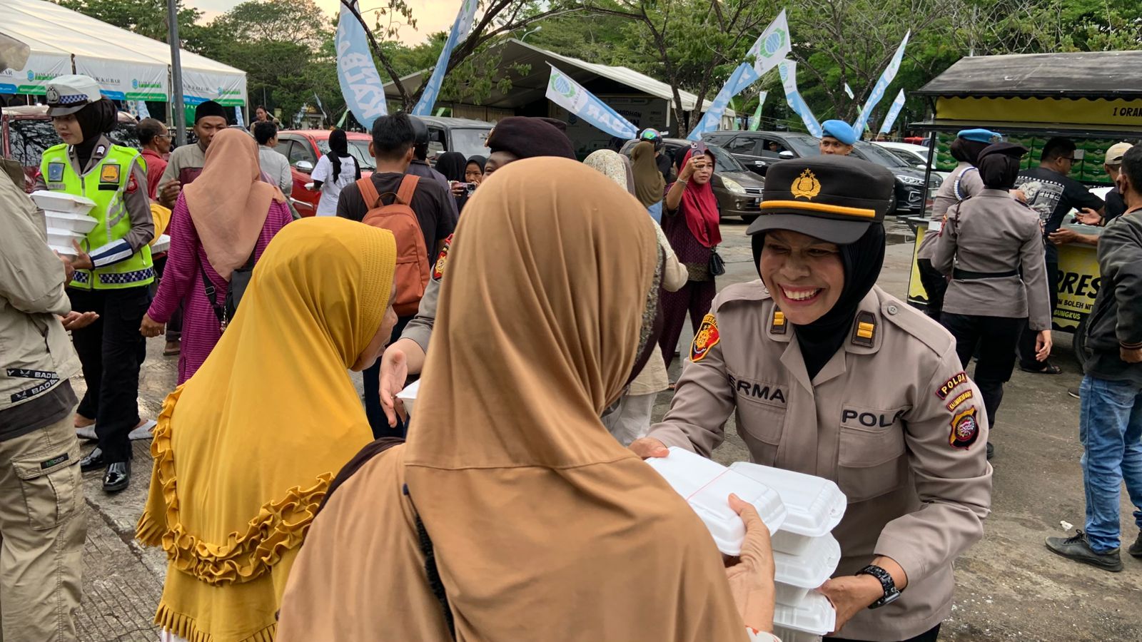 Polwan Polda Kalbar Hadir di Tengah Warga, Bagikan Takjil Sore Hari Ramadan