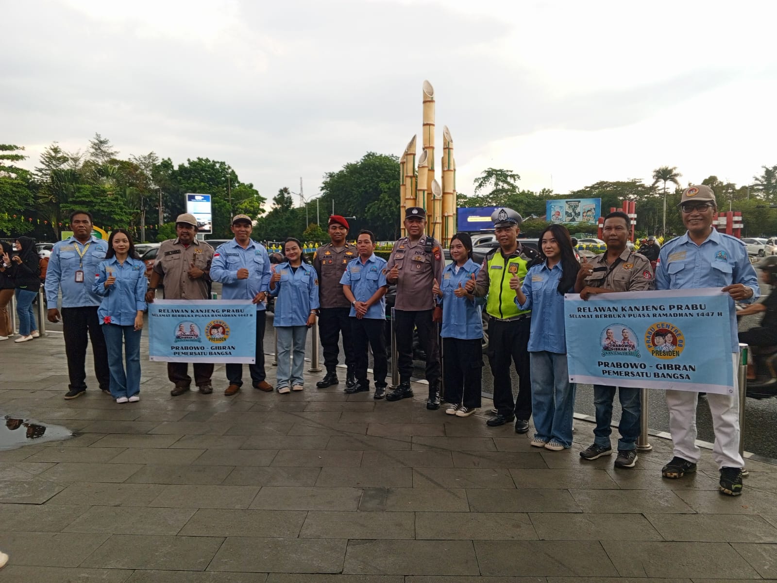 Relawan Kanjeng Prabu bersama personel Polsek Pontianak Selatan siap membagikan takjil kepada masyarakat di Bundaran Untan, Pontianak