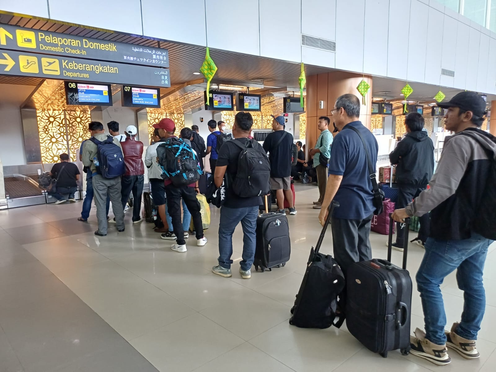 ANTRE CHECK IN: Penumpang mengantre di konter check-in Terminal Keberangkatan Bandara Internasional Supadio, Jumat (13/3). Sepekan menjelang Lebaran, lonjakan penumpang belum terlihat signifikan.