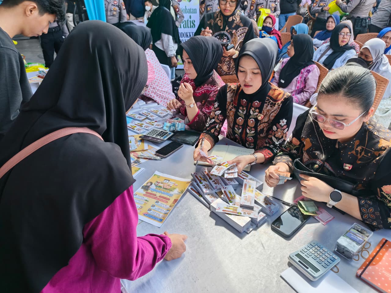 PANGAN: Warga mengantre untuk mendapatkan beras dalam kegiatan Gerakan Pangan Murah yang digelar Polda Kalbar secara serentak di 58 titik di Kalbar, Jumat (13/3).