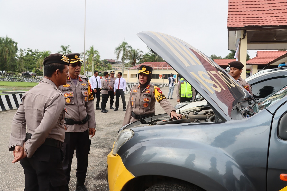 CEK KESIAPAN: Kapolres Landak, Devi Ariabntari mengecek kesiapan personel maupun sarana pendukung Operasi Ketupat Kapuas 2026 dalam rangka pengamanan perayaan Idul Fitri 1447 H di Mapolres Landak, Kam