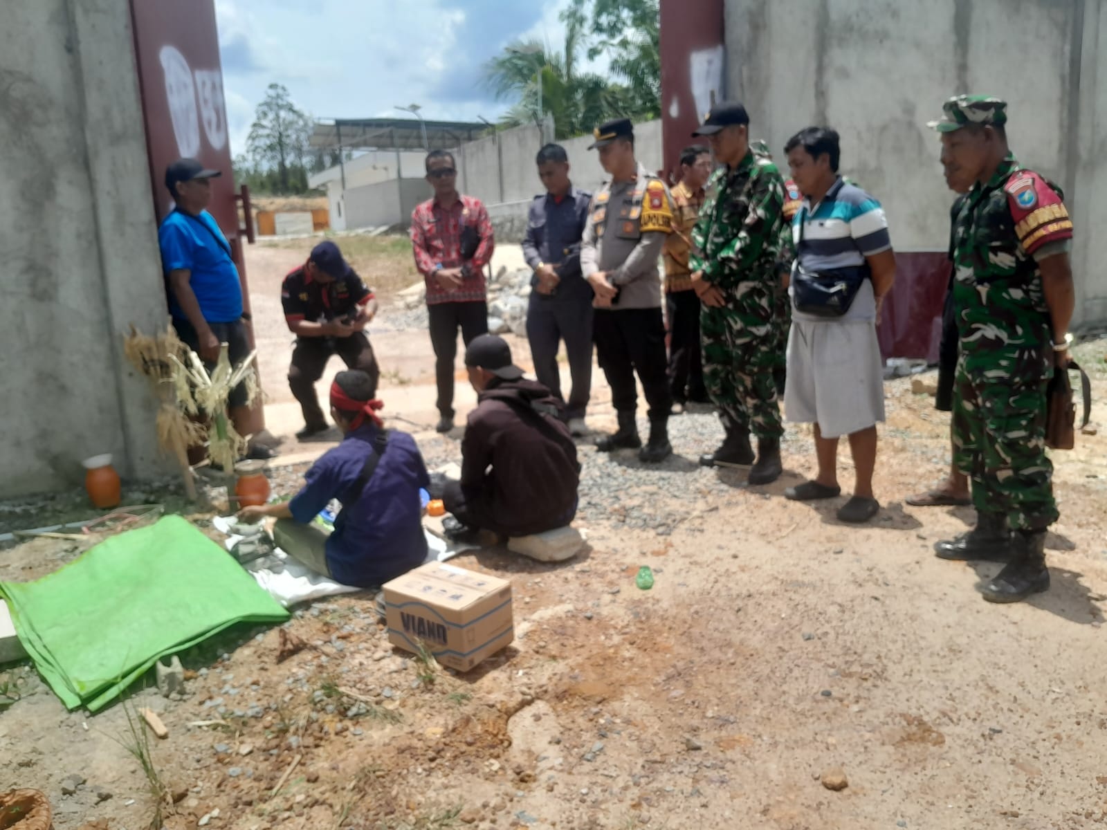 RITUAL ADAT: Prosesi ritual adat Masang Pamabakng di halaman kantor PT FBR Mandor pada Kamis (12/3).