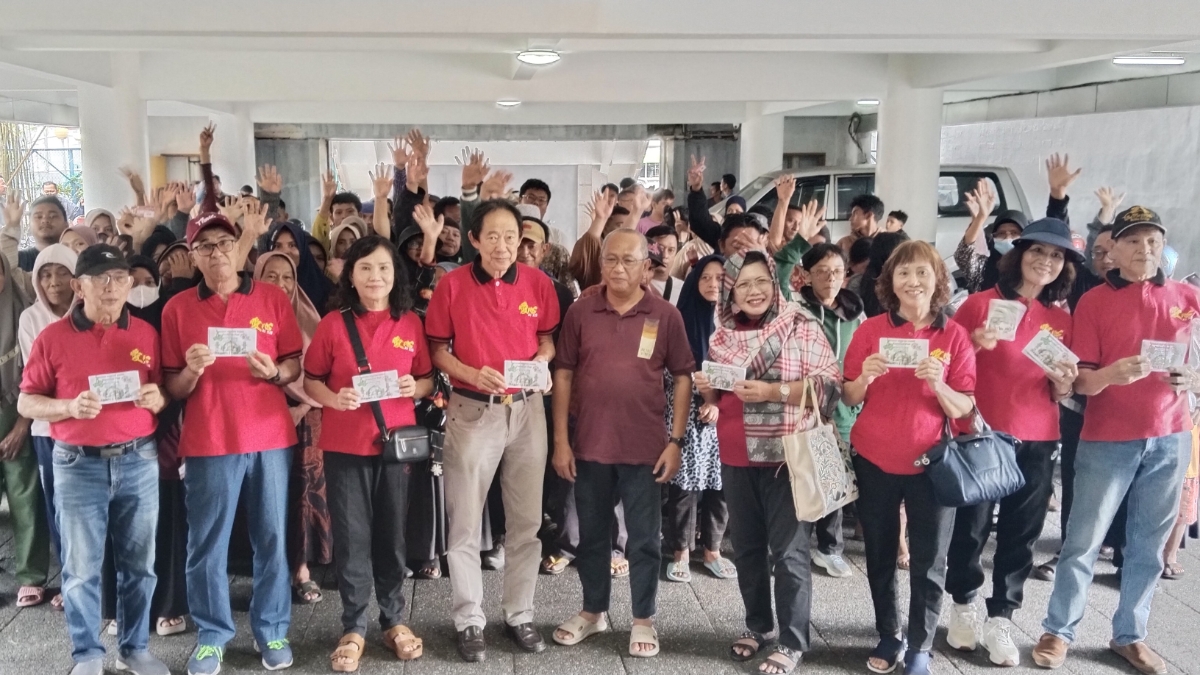 Rombongan Ai Xin foto bersama Pimpinan Pontianak Post dan penerima bantuan, Sabtu (14/3).