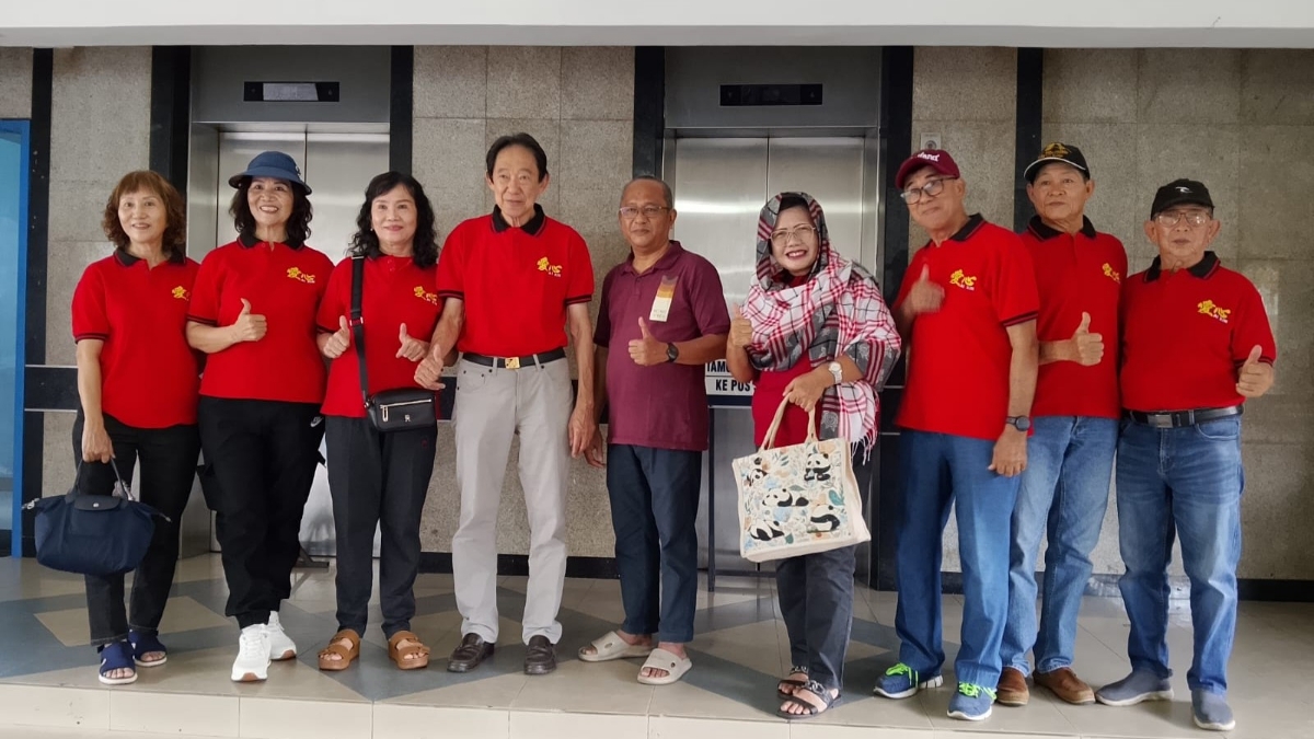 Rombongan Ai Xin foto bersama Dirut Pontianak Post.