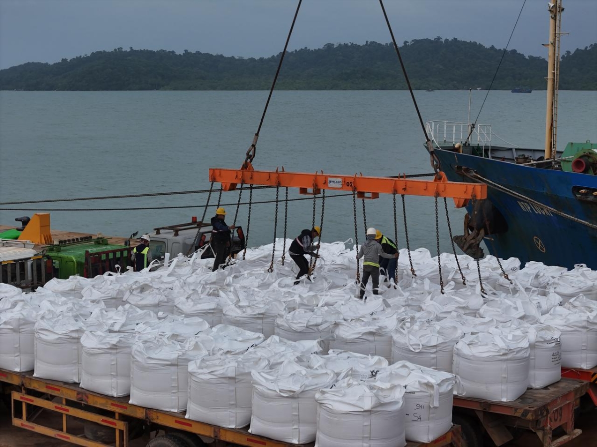 PTP Nonpetikemas Terminal Kijing dalam pelayanan Jumbo Bag Alumina di Kijing, Mempawah, Kalbar