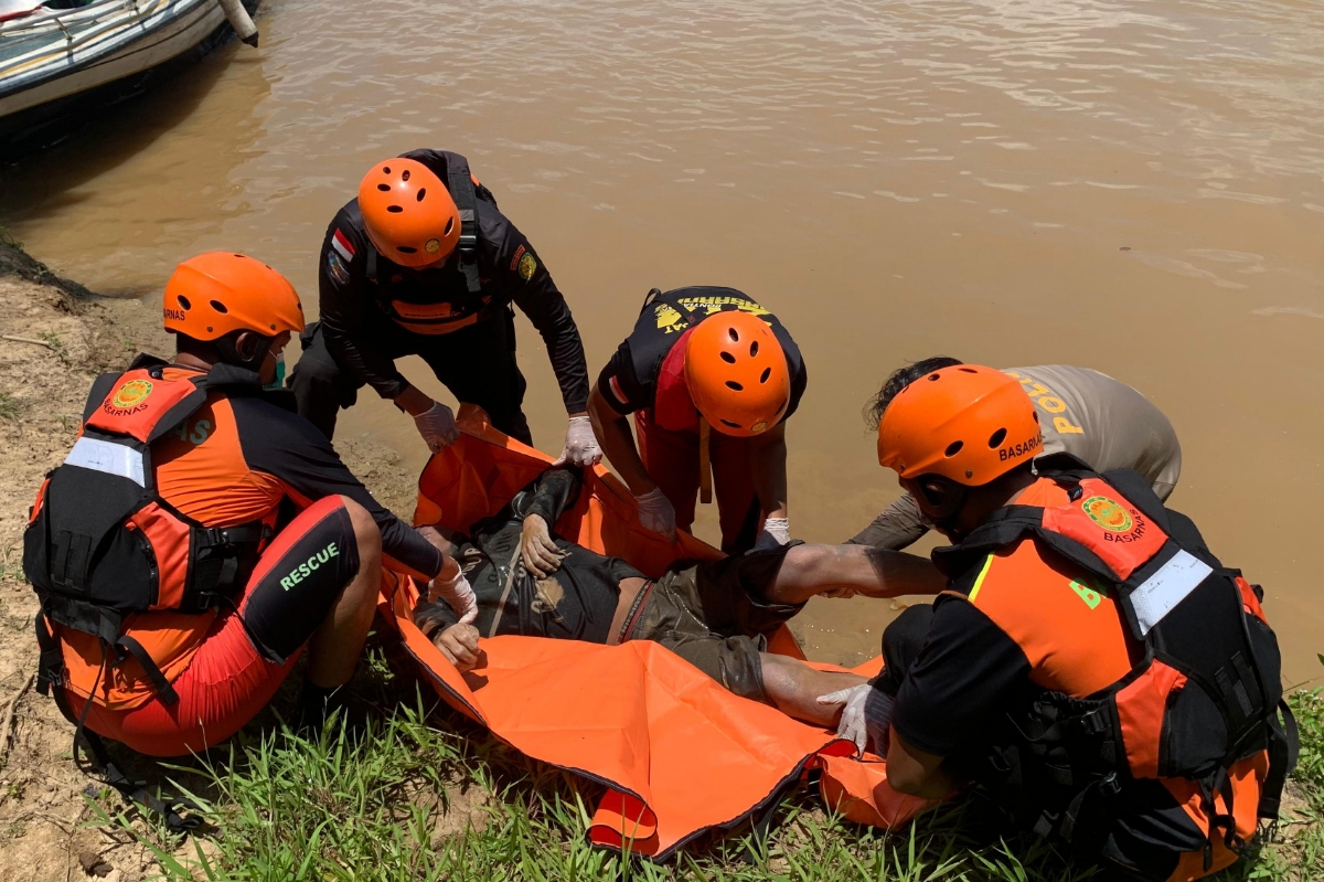 Proses evakuasi ABK tenggelam di Desa Sansat, Kecamatan Toba, Kabupaten Sanggau pada Sabtu (14/3).