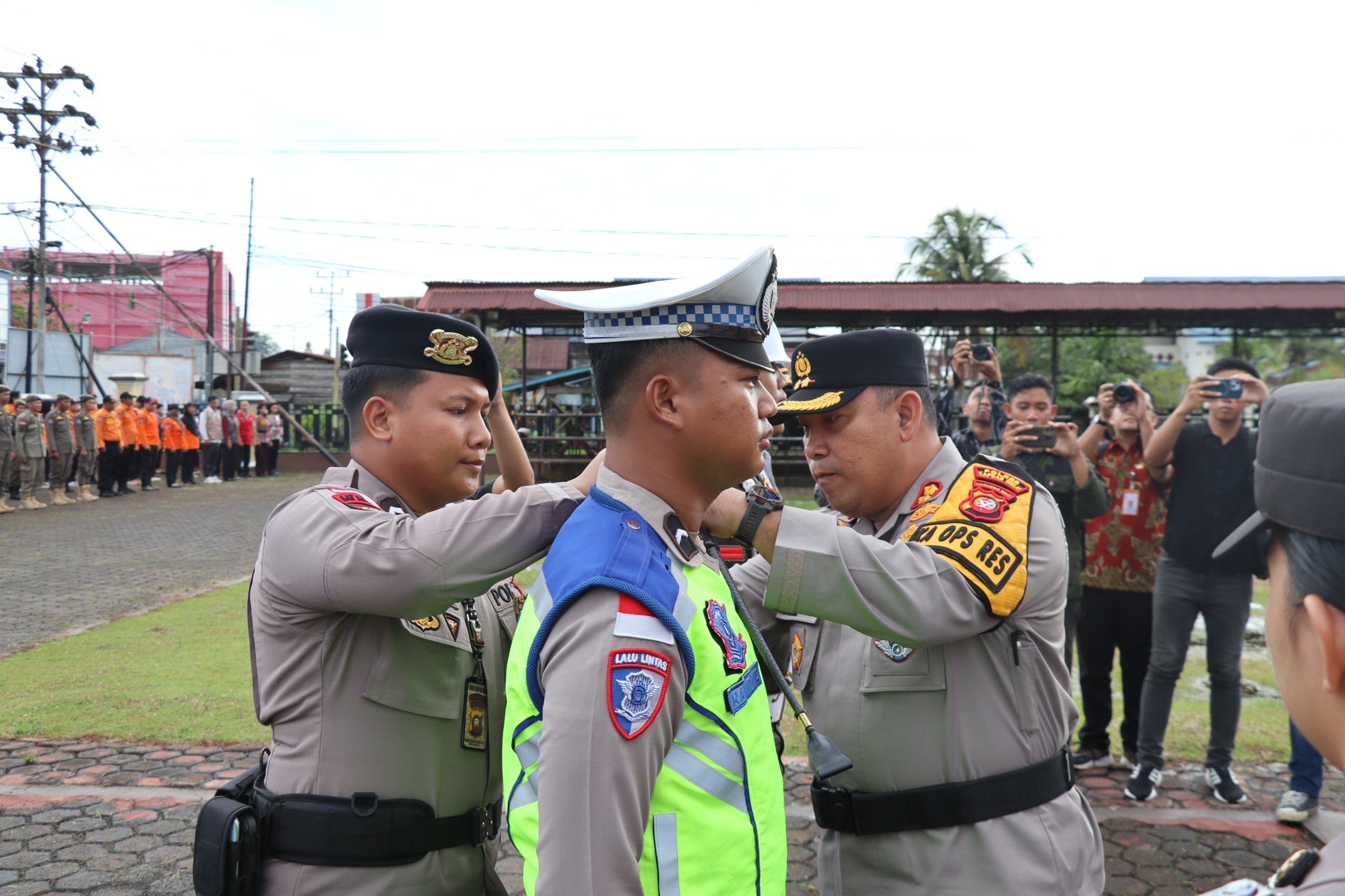 OPERASI : Kapolres Kapuas Hulu saat melakukan pemasangan pita sebagai tanda dimulainya operasi Ketupat di Kabupaten Kapuas Hulu