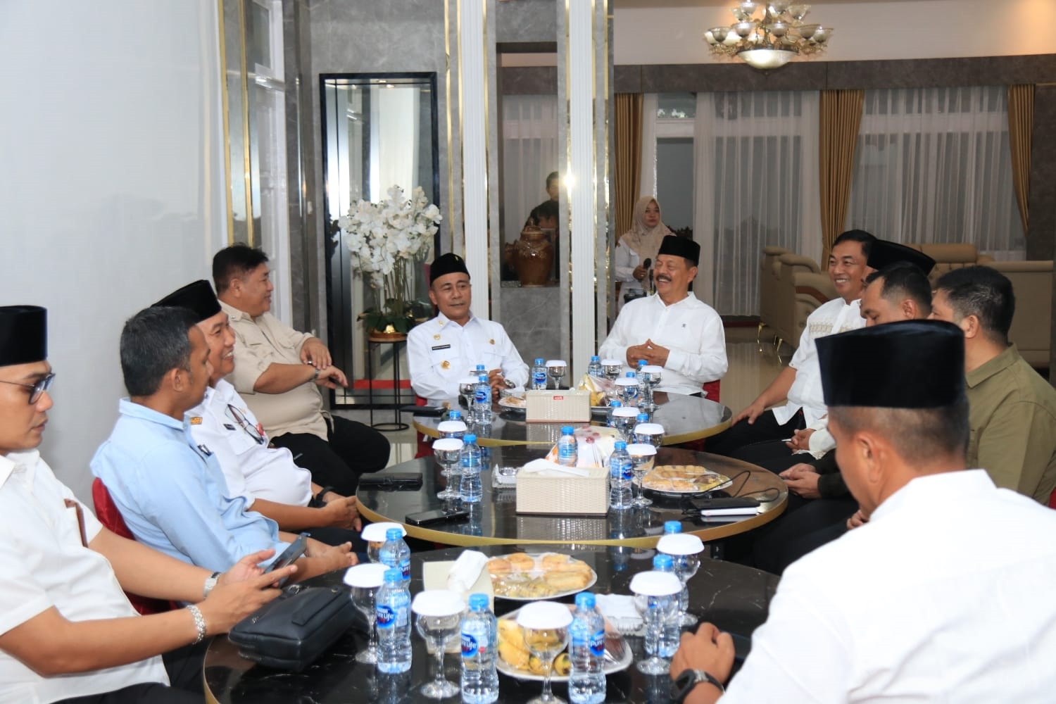 BINCANG: Wagub Kalbar Krisantus Kurniawan didampingi Bupati Yohanes Ontot berbincang-bincang dengan perangkat daerah menjelang waktu berbuka puasa.