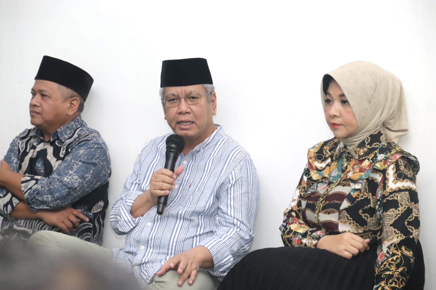 SAMBUTAN: Sekda Kalbar sedang menyampaikan sambutan saat buka puasa bersama di rumah dinasnya.