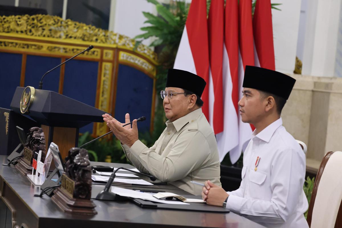 Presiden RI Prabowo Subianto dan Wakil Presiden RI Gibran Rakabuming Raka dalam Sidang Kabinet Paripurna di Istana Negara, Jakarta, Jumat (13/3).
