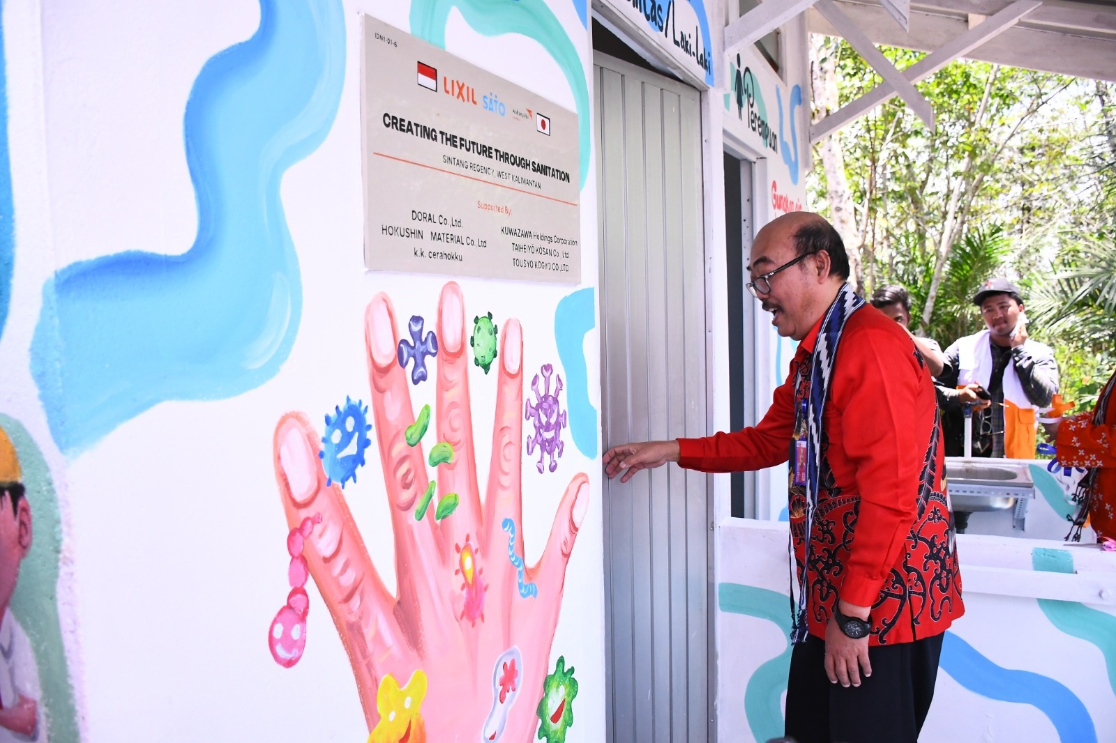 TOILET : Sekda Sintang Kartiyus saat menghadiri serah terima pembangunan toilet sekolah dari Wahana Visi Indonesia Area Program Sintang di SDN 37 Tapang Sembilan Desa Sinar Harapan Kecamatan Sepauk, K