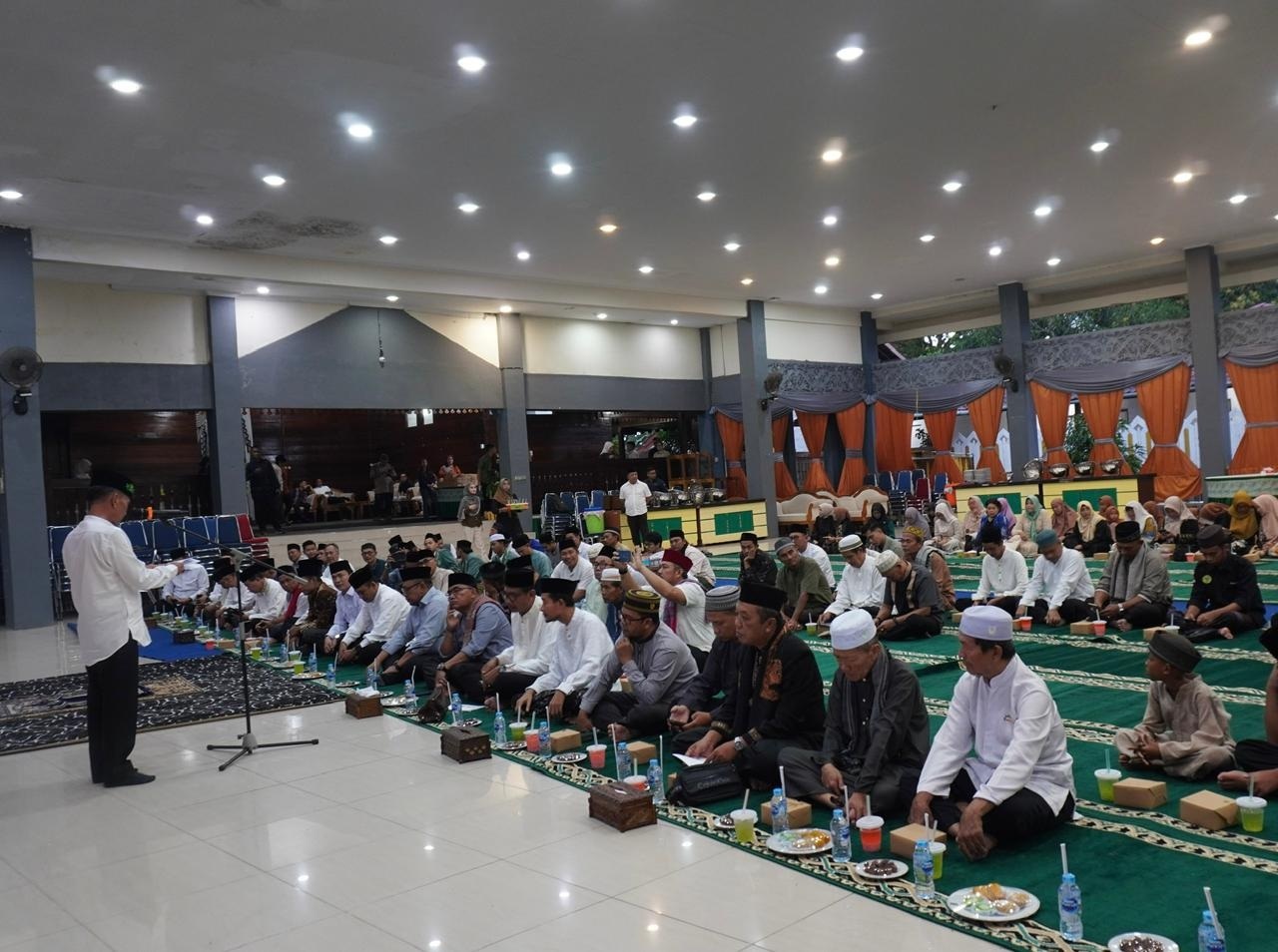PUASA : Suasana buka puasa bersama di Pendopo Bupati Sintang, Rabu (11/3) malam.