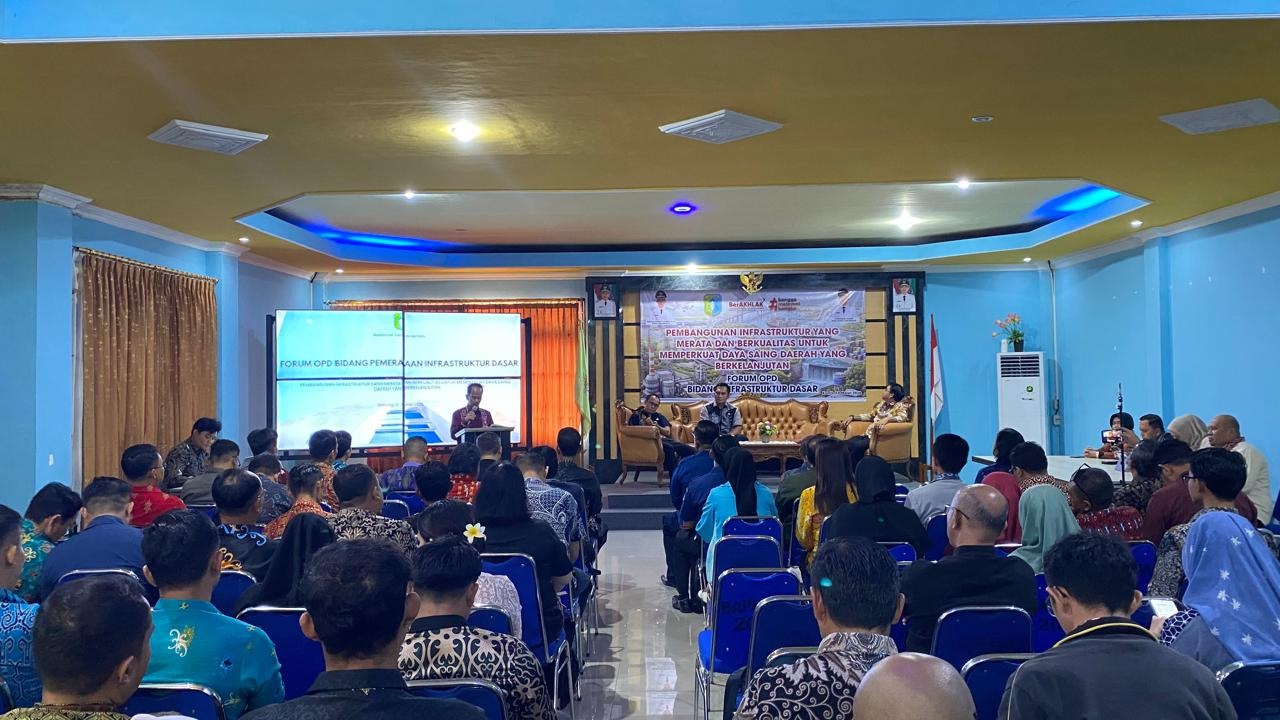 ARAHAN : Bupati Sintang Gregorius Herkulanus Bala memberikan arahan pada pelaksanaan Forum Perangkat Daerah Bidang Peningkatan Infrastruktur untuk Penyusunan RKPD Tahun 2027.