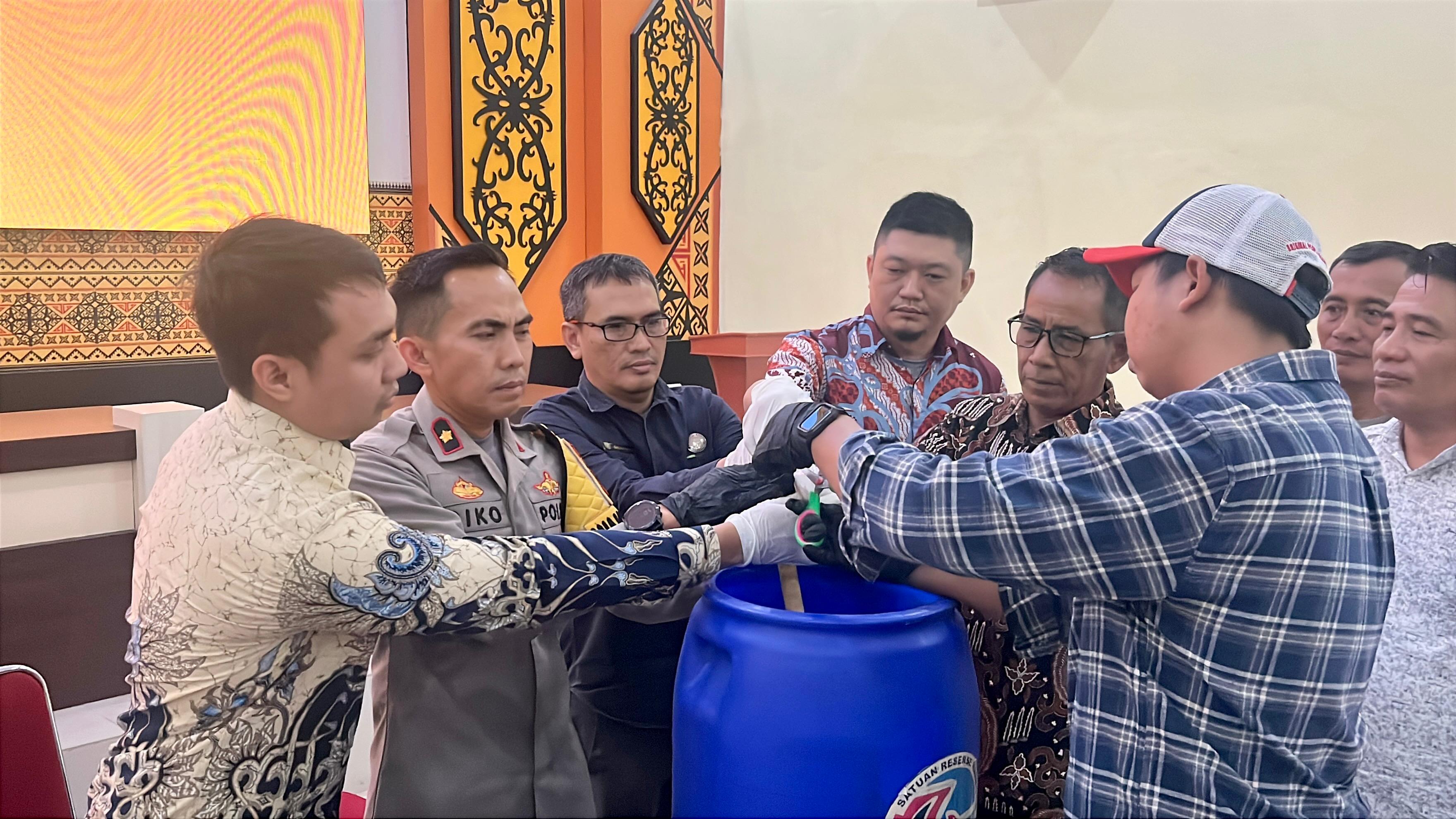 PEMUSNAHAN NARKOBA: Barang bukti narkotika jenis sabu hasil pengungkapan kasus tindak pidana narkotika dimusnahkan di Mapolres Singkawang, Jumat (13/3).