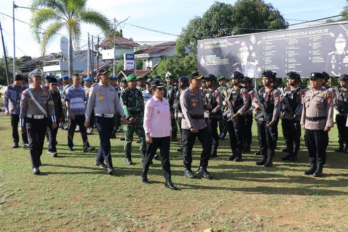OPERASI KETUPAT: Suasana gelar pasukan yang berlangsung di halaman Mapolres Singkawang, Kamis (12/3) sore. Apel diikuti unsur kepolisian, TNI, serta sejumlah instansi terkait.
