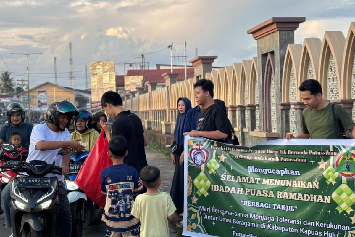 OMK bersama remaja Masjid Agung Darunnajah Putussibau saat berbagi takjil pada Jumat (13/3). 