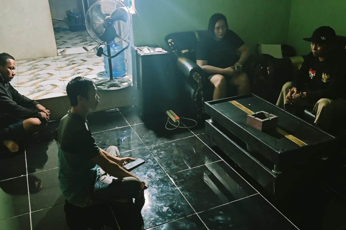 Warga saat mendatangi salah satu rumah yang diduga jual Miras. 
