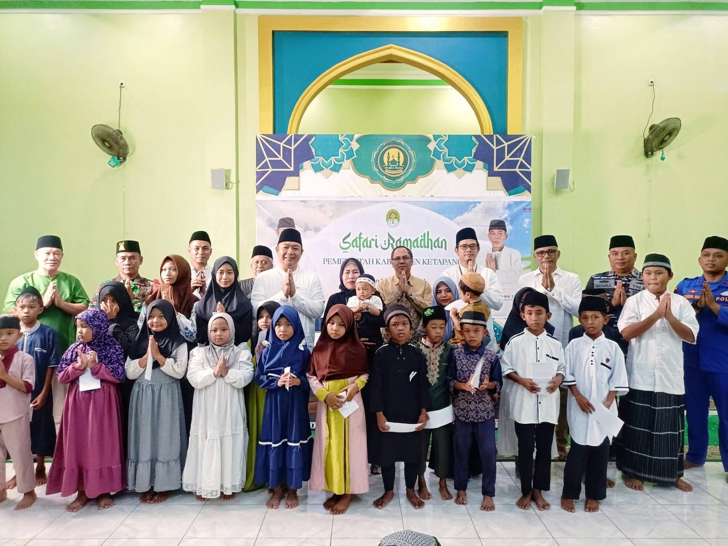 BANTUAN : Bupati Ketapang, Alexander Wilyo, menyantuni anak yatim saat melakukan safari Ramadan di Masjid Nurul Huda, Desa Mekar Utama, Kecamatan Kendawangan, Kamis (12/3).