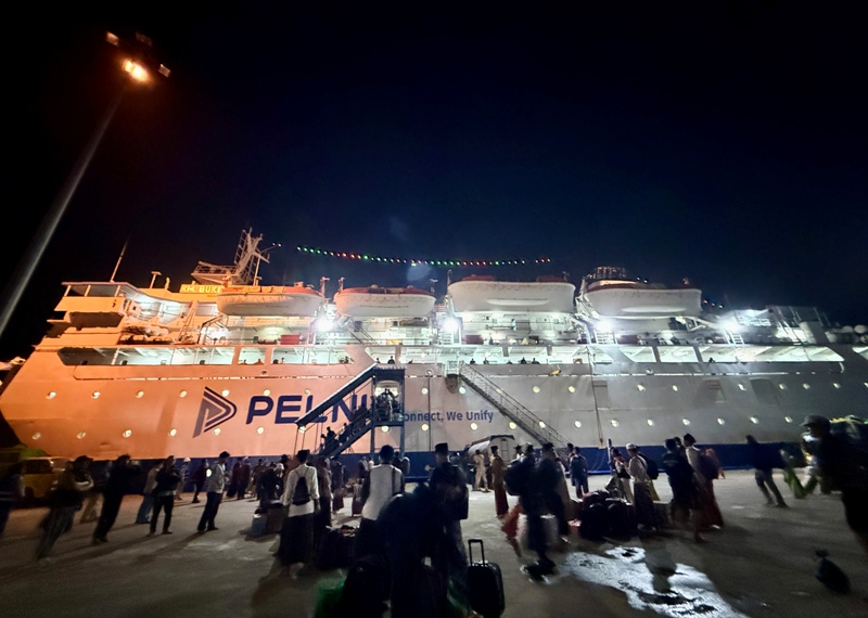 ANTRE MUDIK: Calon penumpang mengantre di loket Pelabuhan Pontianak sebelum naik kapal tujuan Semarang, Jumat (13/3).
