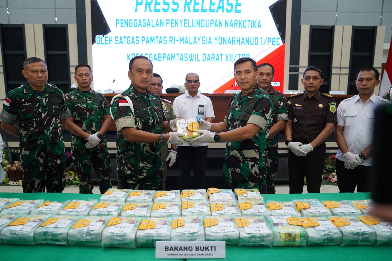 Pangdam XII/Tanjungpura Mayjen TNI Novi Rubadi Sugito menunjukkan barang bukti sabu seberat 55,297 kilogram hasil penggagalan penyelundupan di perbatasan Sambas.