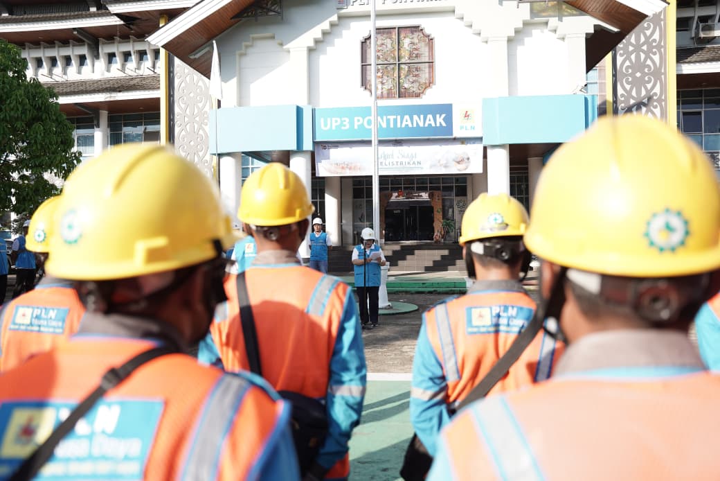 General Manager PLN UID Kalimantan Barat Maria G. I. Gunawan memimpin langsung Apel Siaga Ramadhan dan Idulfitri 1447 H, di halaman Kantor PLN UP3 Pontianak. 