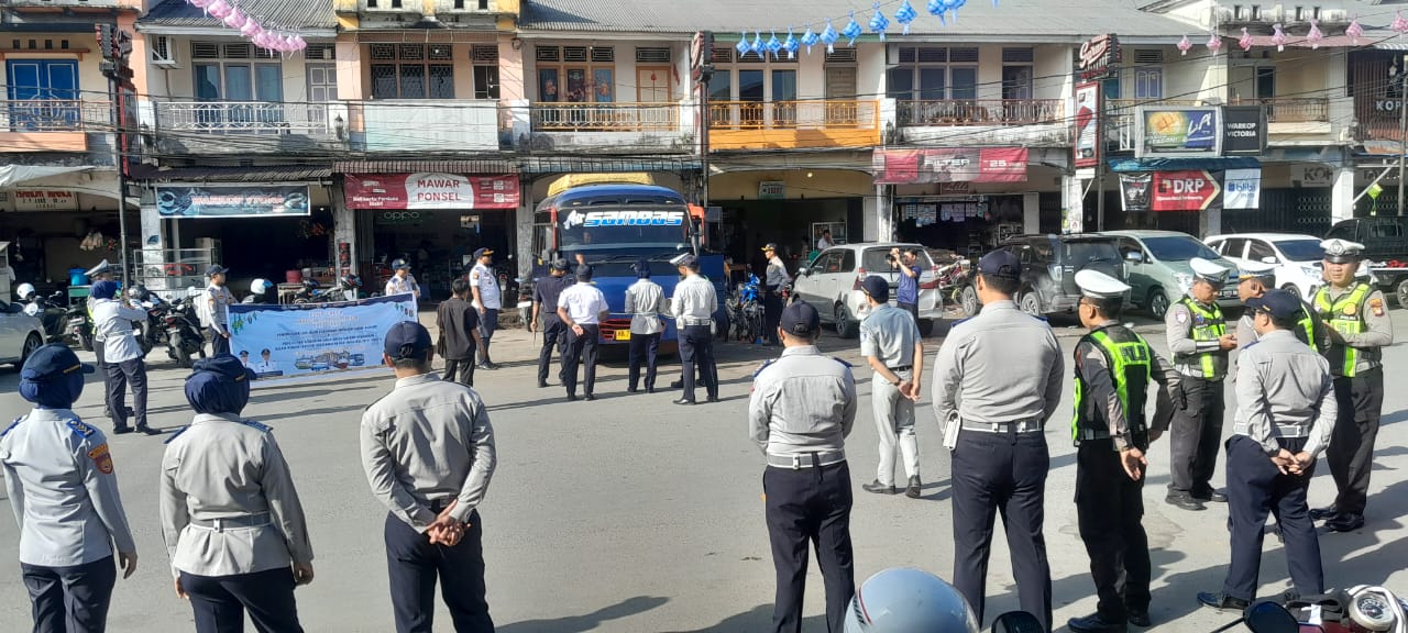 Dishub bersama Satlantas Polres Sambas serta pihak terkait lainnya saat lakukan Ramp Check di Terminal.