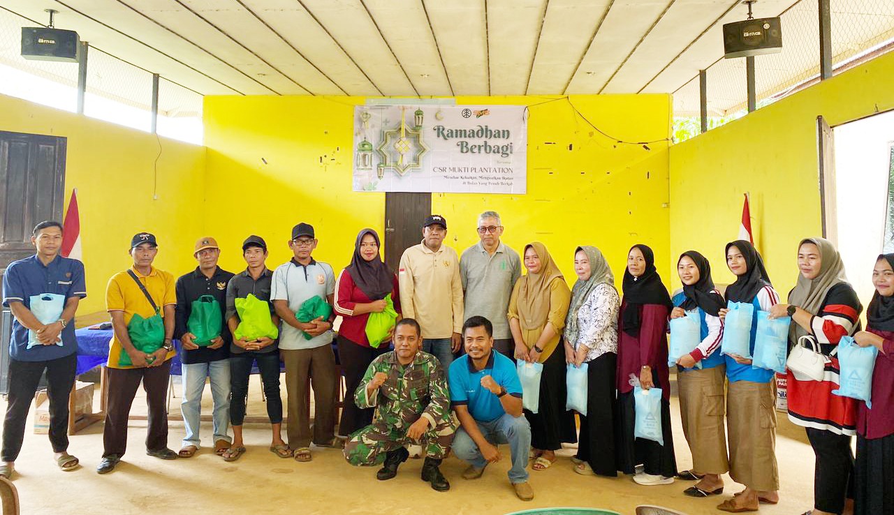 Sebagian masyarakat penerima paket sembako foto bersama pihak perusahaan dan Danramil 1203-10/Sandai.