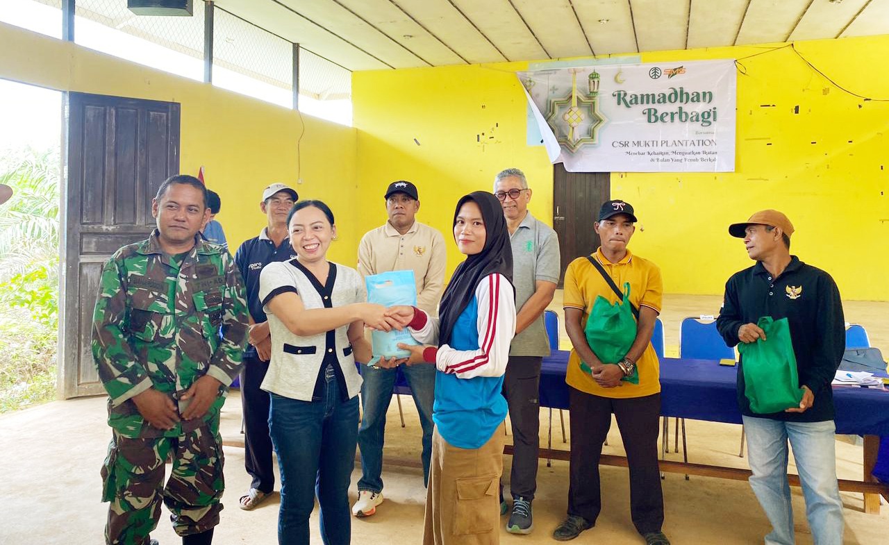 Masyarakat menerima paket sembako &ldquo;Ramadan Berbagi&rdquo; dari perwakilan perusahaan.