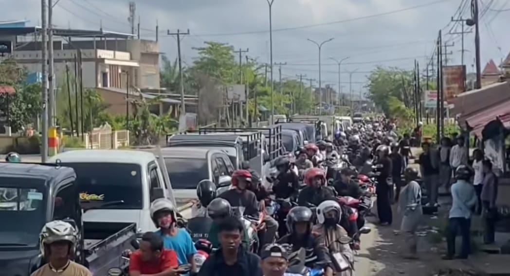 Sejumlah SPBU terlihat antri panjang dari warga yang ingin mendapatkan BBM.
