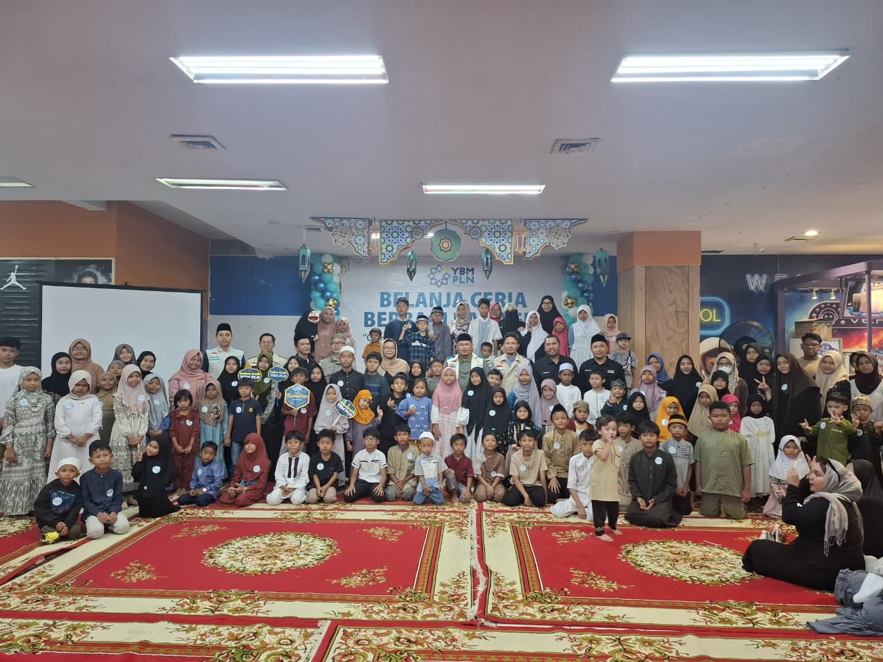 Pengurus YBM dan Manajemen PLN UID Kalbar berfoto bersama anak-anak yatim dhuafa sebelum memulai Belanja Ceria Cahaya Ramadhan 1447 H di Ramayana Mall Pontianak.