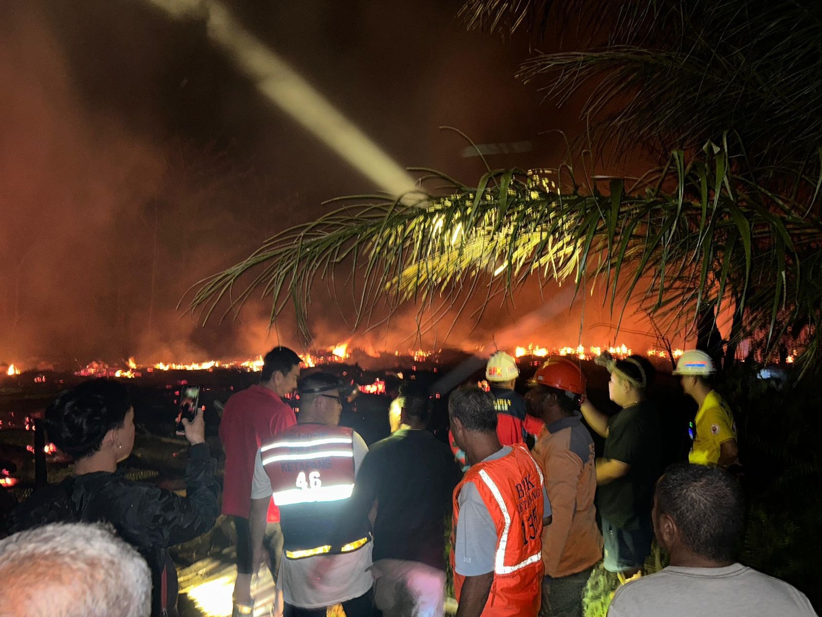 TERBAKAR: Petugas pemadam kebakaran berhasil memadamkan api yang melahap mess GOR PT. Suka Jaya Makmur, Jumat (13/3) malam.