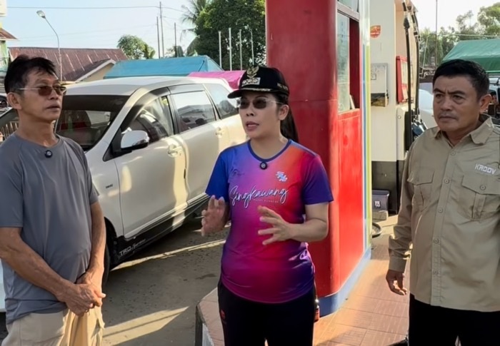 TINJAU: Wali Kota Singkawang, Tjhai Chui Mie meninjau kondisi antrean kendaraan di SPBU Sungai Wie, Minggu (15/3).
