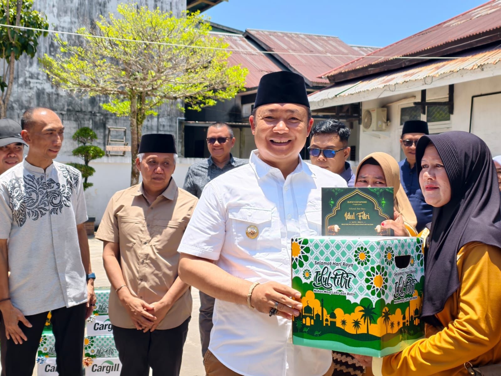 BINGKISAN: Bupati Ketapang, Alexander Wilyo, menyerahkan bingkisan lebaran secara simbolis kepada para petugas kebersihan dan taman di DLH Ketapang, Sabtu (14/3).